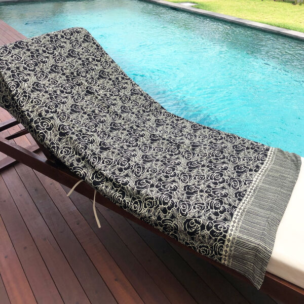 Batik Strandlaken met Pompons Play the Game